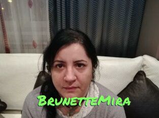 BrunetteMira Gros Seins